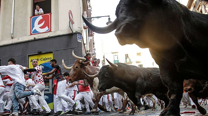 Telediario Fin de Semana - Cuarto encierro de San Fermín rápido y limpio con toros de La Palmosilla