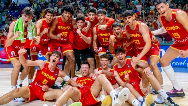 Los 'juniors de oro' visitan a la sub'17 antes de la final del Mundial