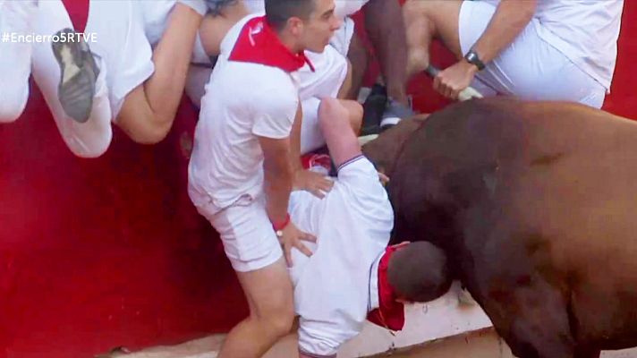 San Fermín - Dos mozos corneados en la plaza durante el quinto encierro