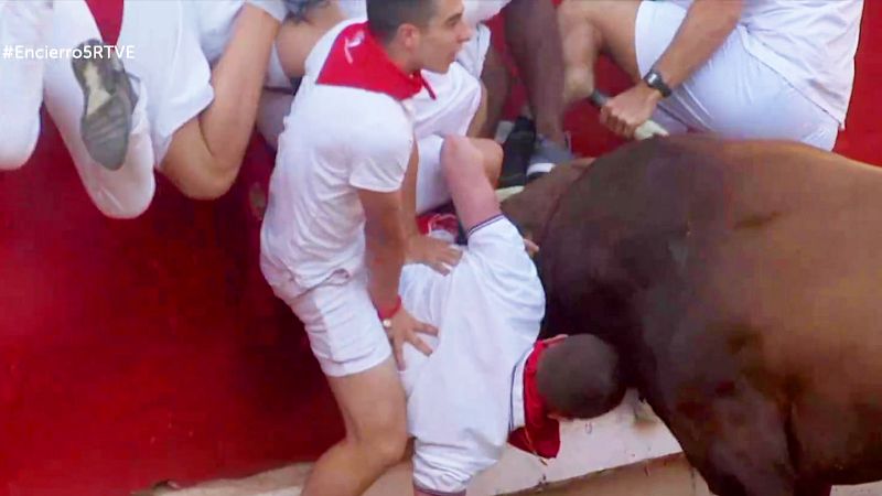 Dos mozos corneados en la plaza durante el quinto encierro de San Fermín