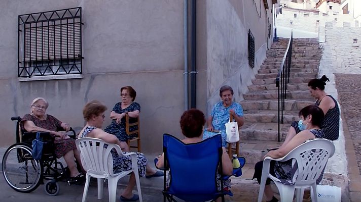 Telediario 1 - Salir al fresco: la costumbre de muchos pueblos ante el calor