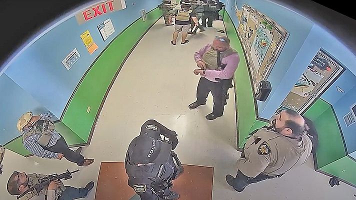 Telediario 1 - Un nuevo vídeo del tiroteo en Texas reabre la polémica por la actuación policial