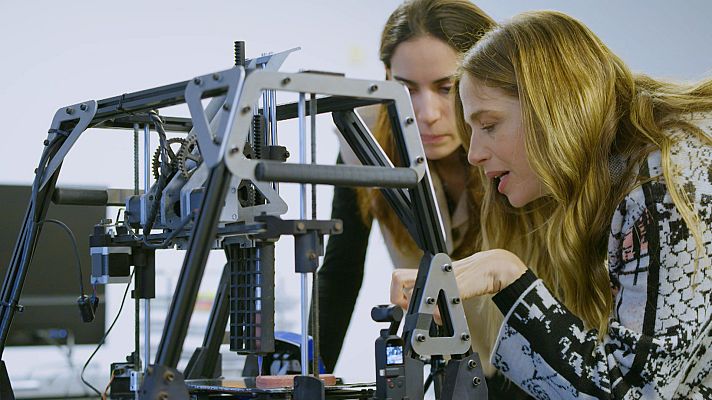 Planeta R - La Martina tasta un bistec vegetal fet amb una impressora 3D