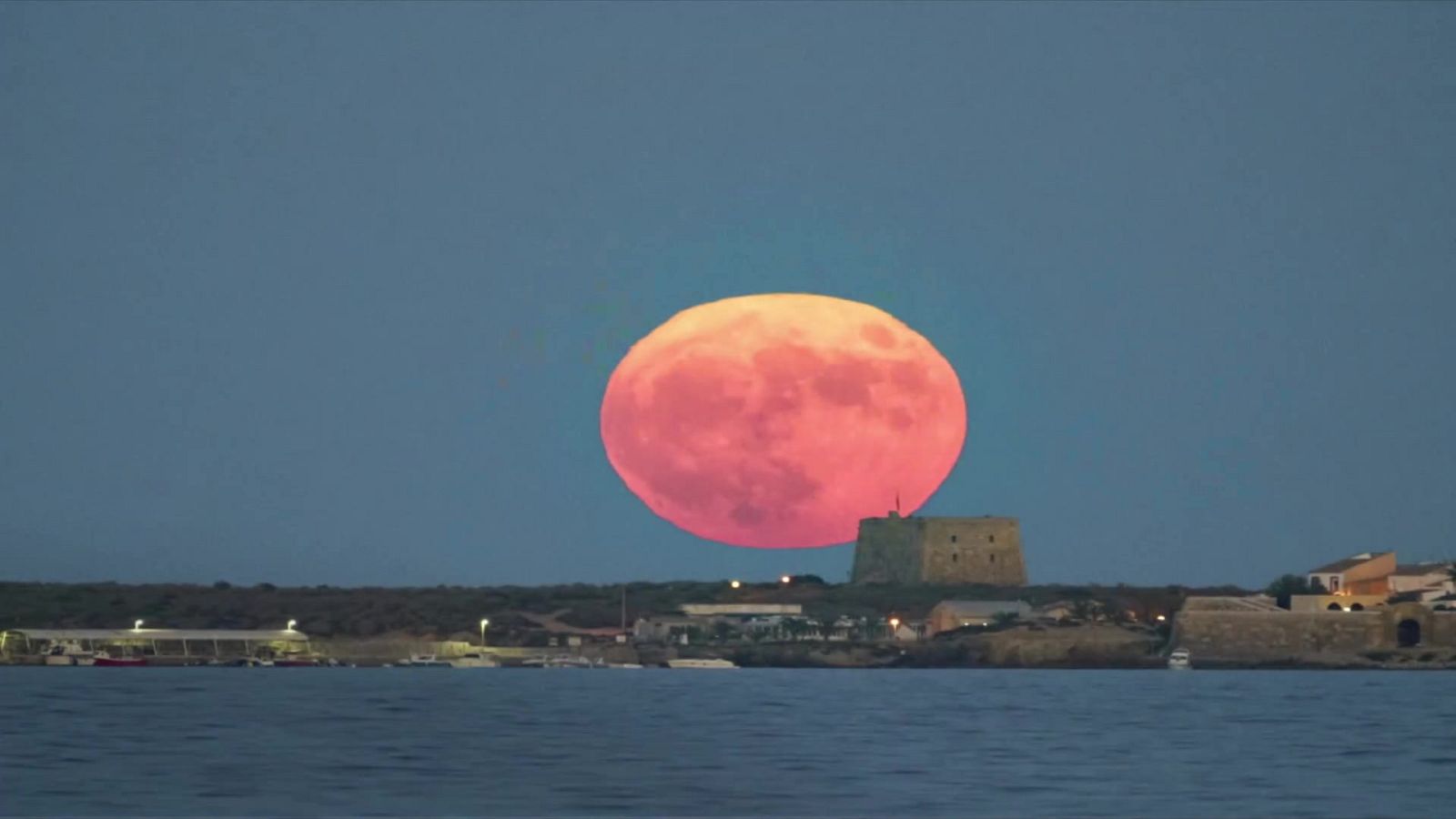 Intervalos de viento fuerte en el Estrecho y el extremo norte de Galicia - ver ahora