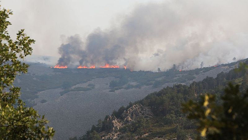 Los incendios en Cceres obligan a evacuar Casas de Miravete y otros siete municipios en Las Hurdes