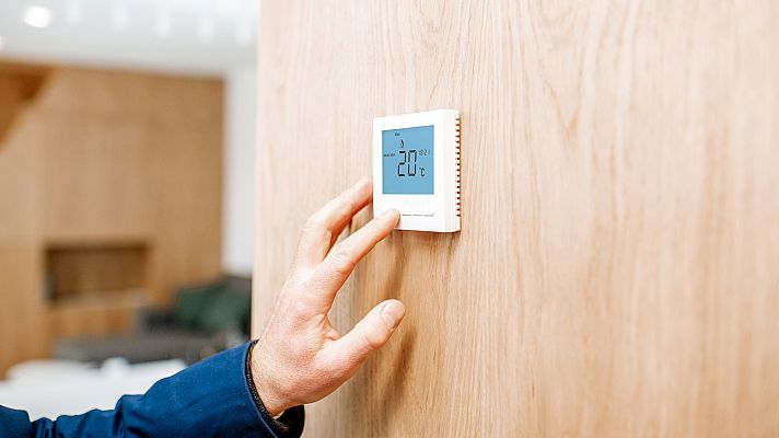 Telediario 1 - Bruselas pide limitar el uso del aire acondicionado