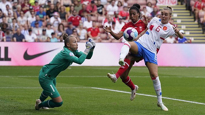 Fútbol - Campeonato de Europa femenino: Suiza - Países Bajos