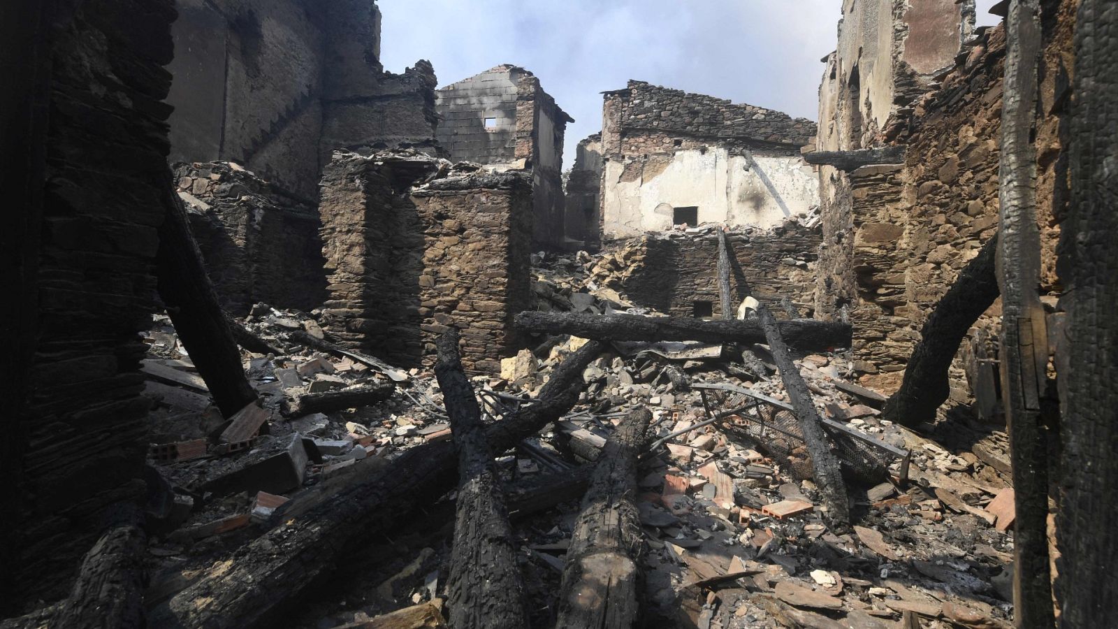 El fuego arrasa ya más de 20.000 hectáreas en Galicia