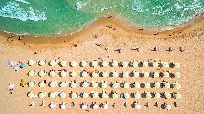 Guardar sitio colocando la sombrilla en primera línea y marcharse puede salir muy caro - Ver ahora