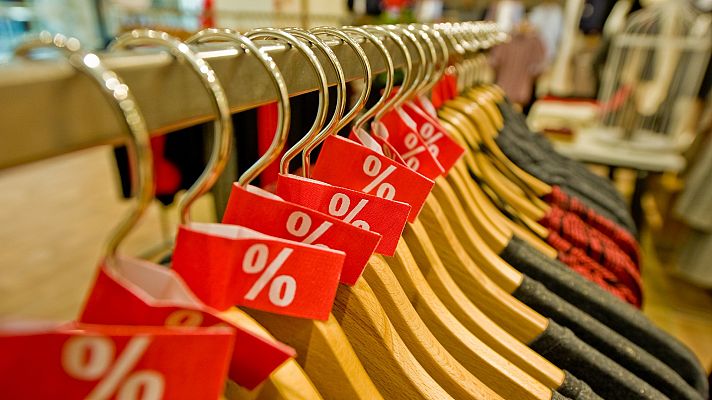 Telediario 1 - Las rebajas de verano intentan reimpulsar el consumo