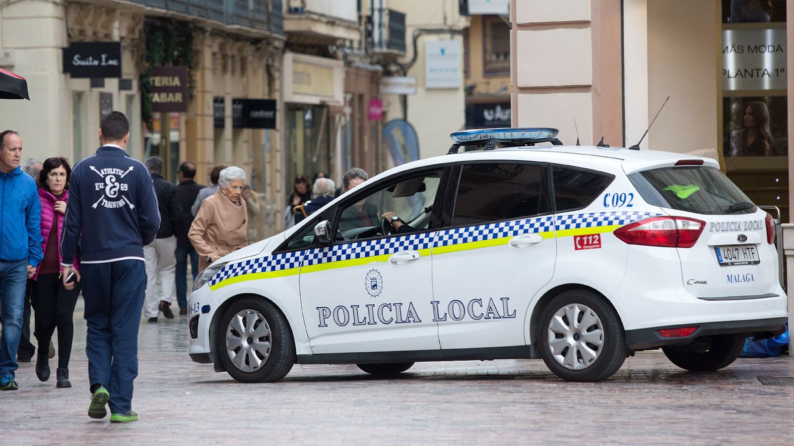 Dos policías locales de Estepona condenados por abusos sexuales evitan la cárcel tras un acuerdo judicial