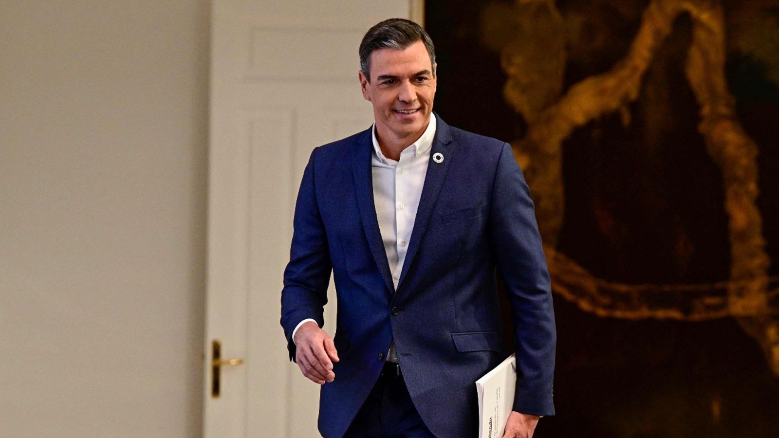 El debate sobre el adiós a la corbata como medida de ahorro energético | Ver