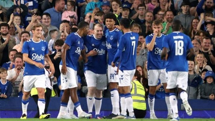 Telediario 1 - El Everton deja lanzar un penalti a un aficionado que colaboró con refugiados ucranianos