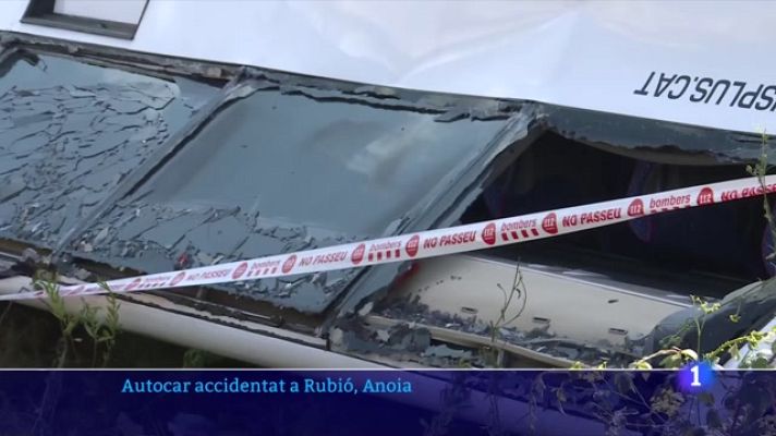 L'Informatiu - Retiren l'autocar accidentat a Rubió (Anoia)