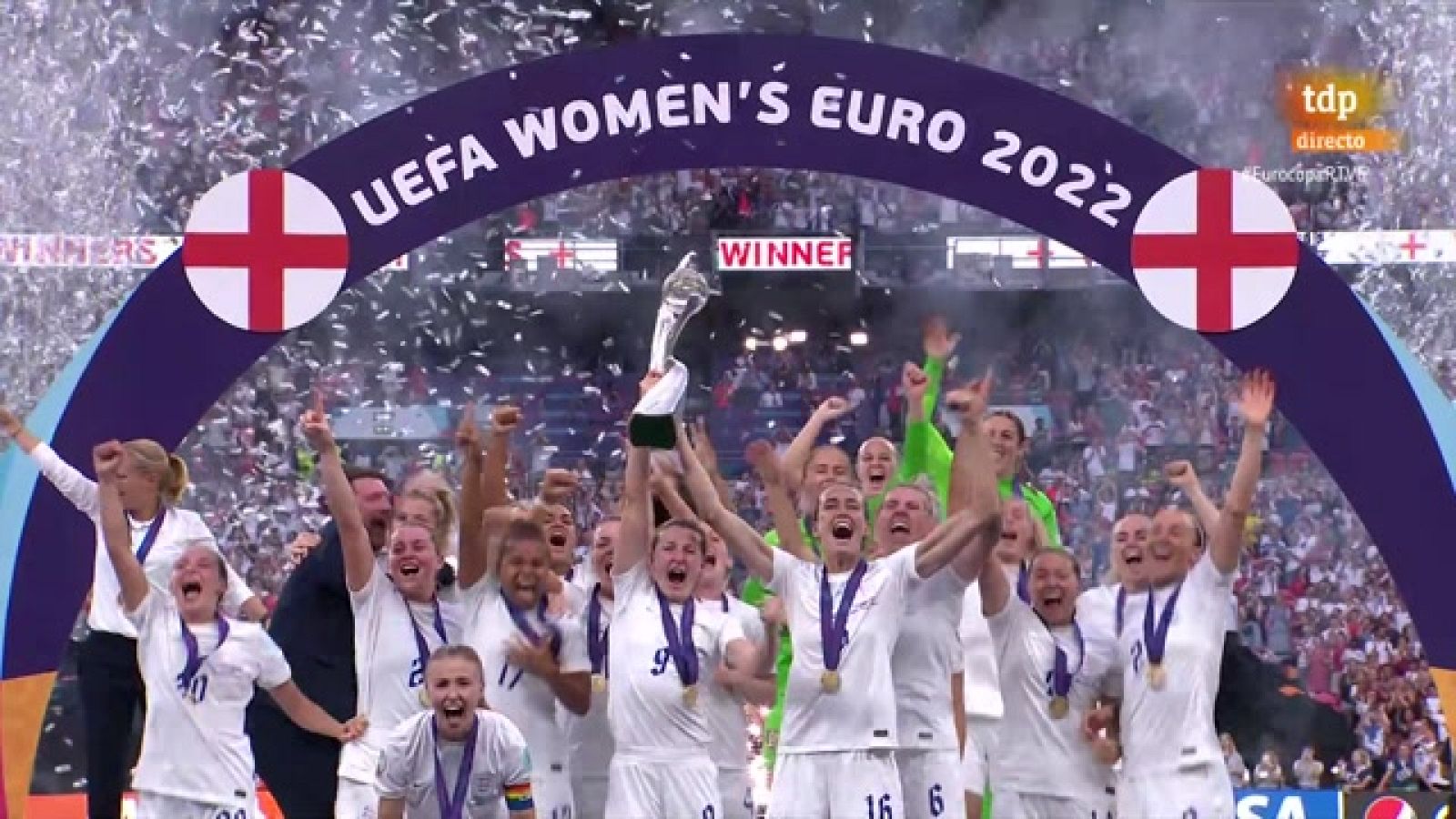 Las jugadoras inglesas elevan al cielo de Wembley su primer título europeo