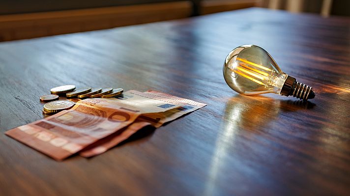 Telediario 1 - La factura eléctrica de julio sube a 115 euros de media