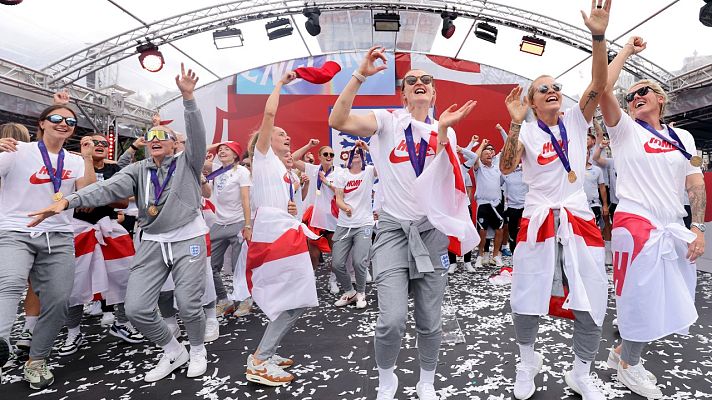 Telediario 1 - Eurocopa femenina | La selección inglesa celebra su título en las calles de Londres
