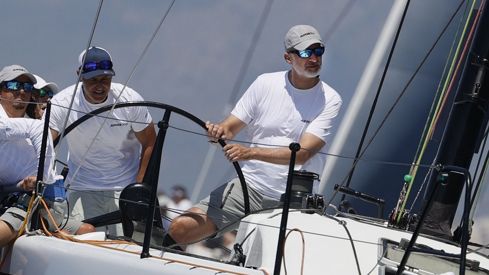 Felipe VI capitanea el Aifos en la Copa del Rey de Vela | Ver