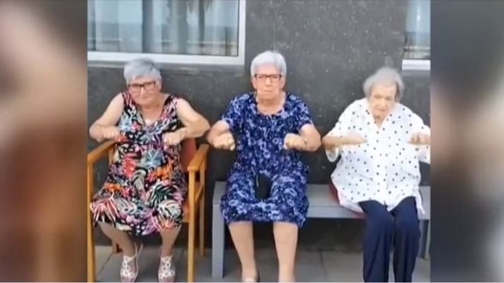 Telediario 1 - Un grupo de 'motoabuelis' se hacen virales al ritmo de 'Despechá' de Rosalía