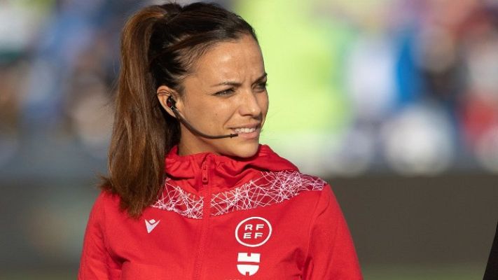 Telediario 2 - Eurocopa femenina | Marta Huerta, árbitra española: "El fútbol femenino se va equiparando al masculino"