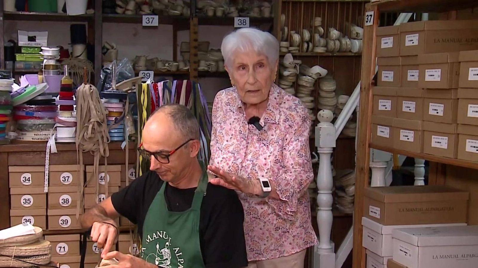 Joana Martínez es una mujer de 90 años que lleva trabajando la alpargata desde los años 40 - Ver ahora