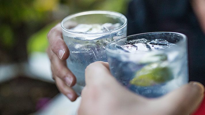 Telediario 1 - El aumento del precio de la luz afecta a la producción de hielos que ya afecta a bares y supermercados