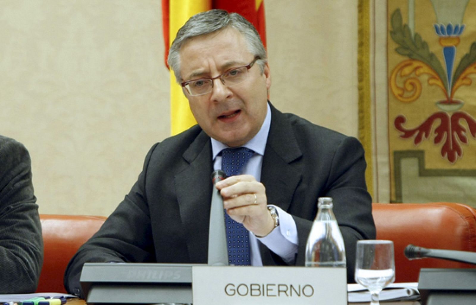 Fomento quiere reducir el número de controladores para rebajar el déficit | Ver