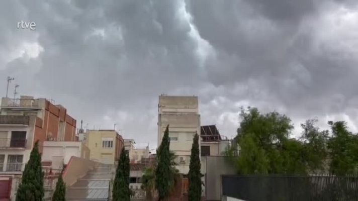  - La pluja anega els carrers de Badalona