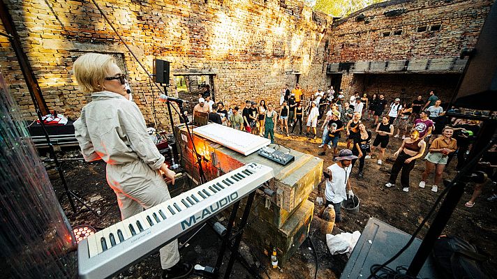 Telediario 2 - Fiestas "rave" para reconstruir Ucrania