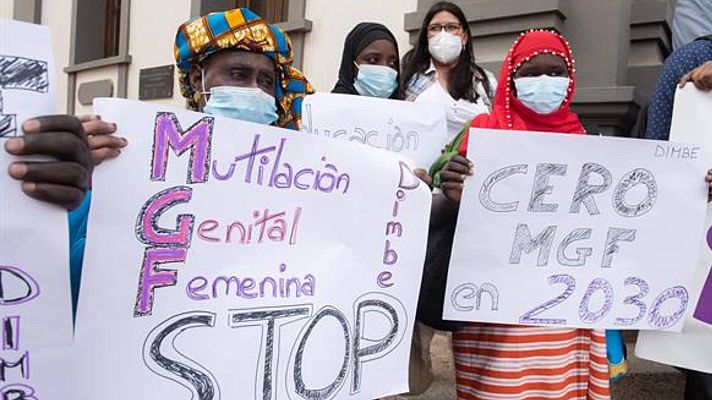  - Activistas contra la mutilación genital femenina protestan en Londres contra la presencia de un líder musulman que la defiende