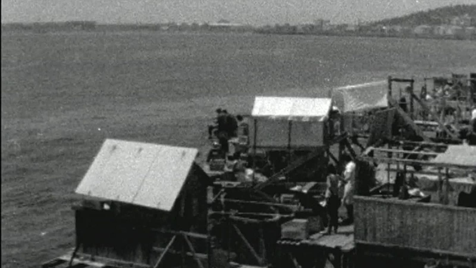 Arxiu TVE Catalunya - Barcelona: pesca amb canya a l'escullera. Festes de Gràcia. Turistes al Poble Espanyol