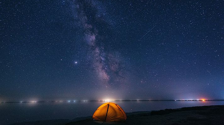 La tarde en 24h - Alejarse de ciudades y mirar a un punto fijo en el cielo: la mejor forma de ver las Perseidas