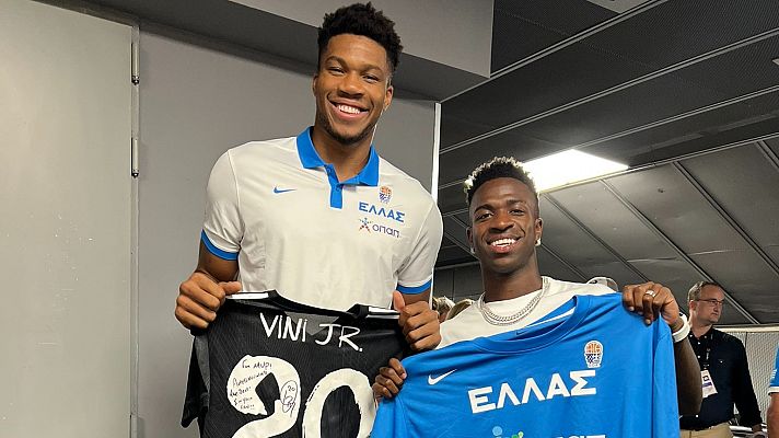 Fútbol - El encuentro entre Giannis Antetokounmpo y Vinicius Jr.