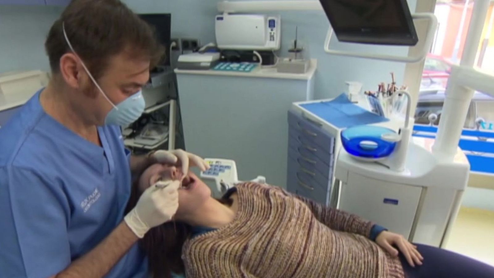 Tras los alineadores dentales caseros o las férulas sin regular, llegan las gomas dentales - Ver ahora