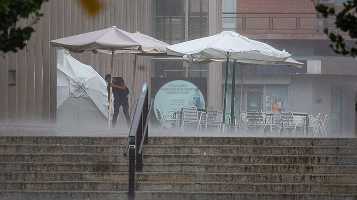 Telediario 2 - Una fuerte tormenta acompañada de rachas de vientos y granizo sorprende en Tarragona