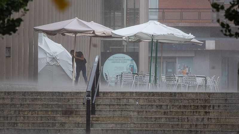 Una fuerte tormenta acompañada de rachas de vientos y granizo sorprende en Tarragona
