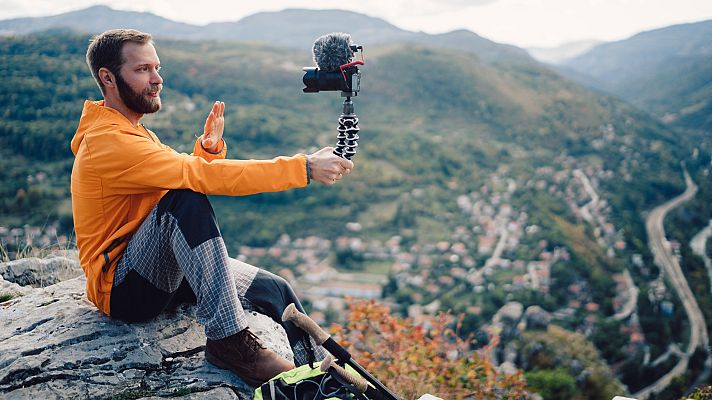 Telediario 2 - Influencers en África: el turismo de voluntariado genera polémica entre las ONG