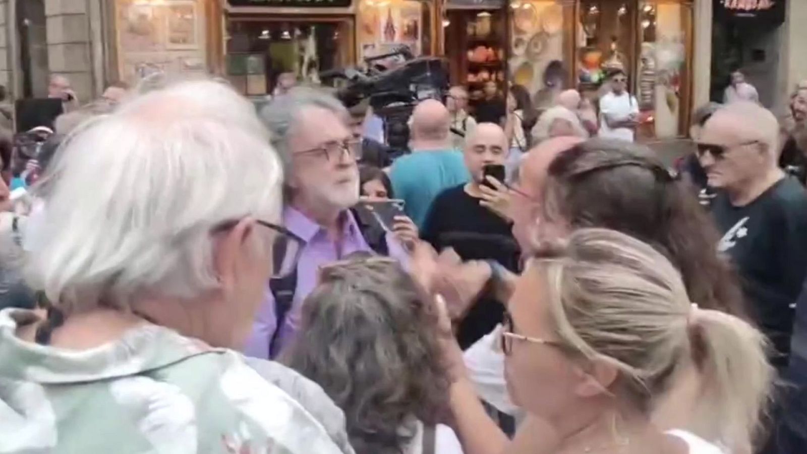 Un homenaje entre abucheos y aplausos en Barcelona a los fallecidos del 17-A - Ver ahora