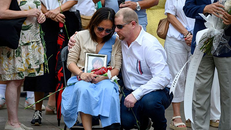 Barcelona recuerda a las víctimas del 17-A entre abucheos de algunos independentistas