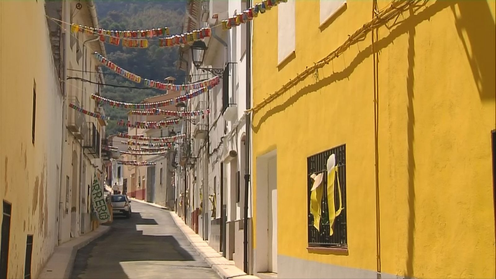 Los vecinos afectados por el fuego en la Vall d'Ebo vuelven a sus casas