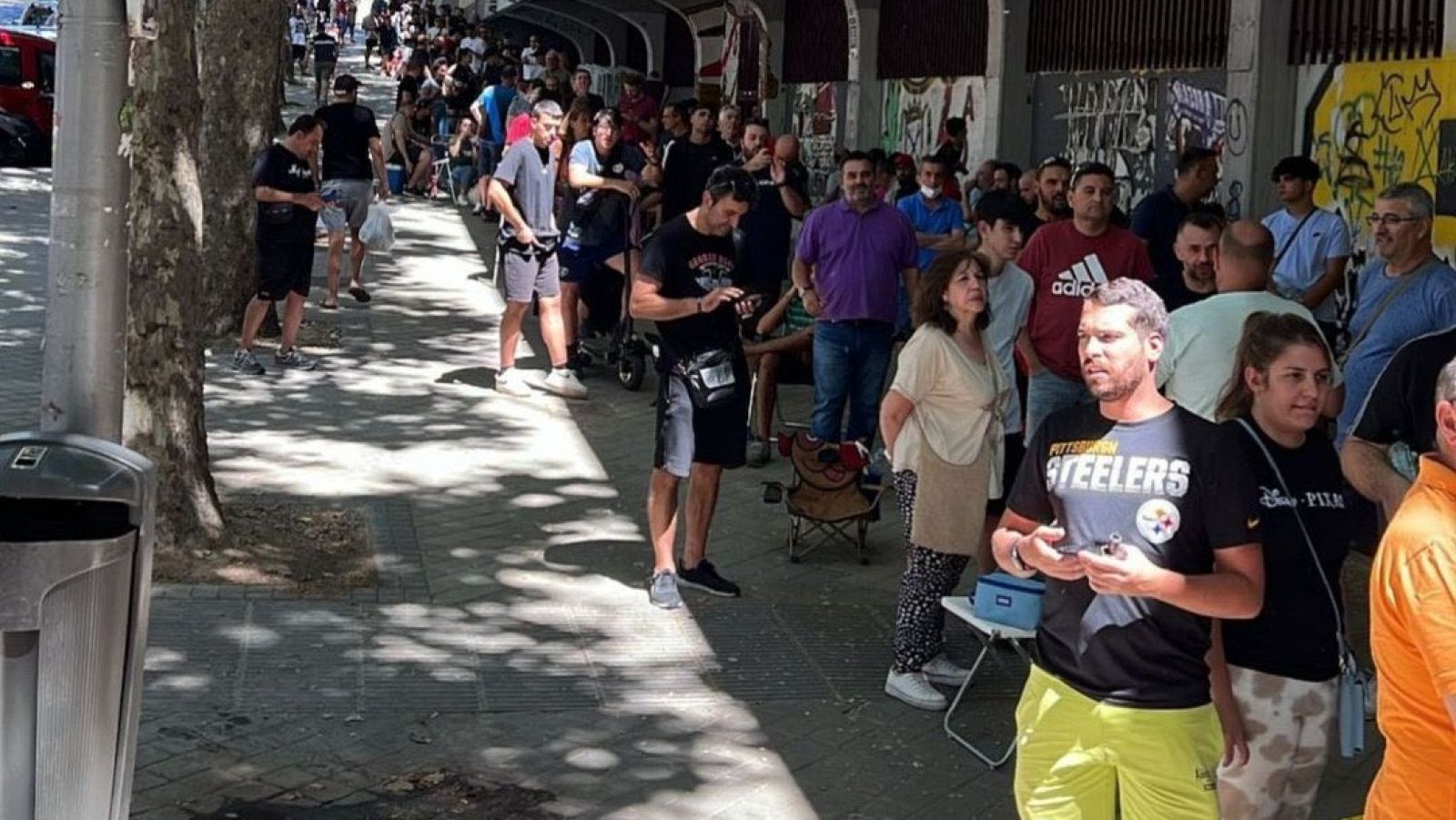Caos en Vallecas para sacarse los abonos para ver al Rayo | Ver