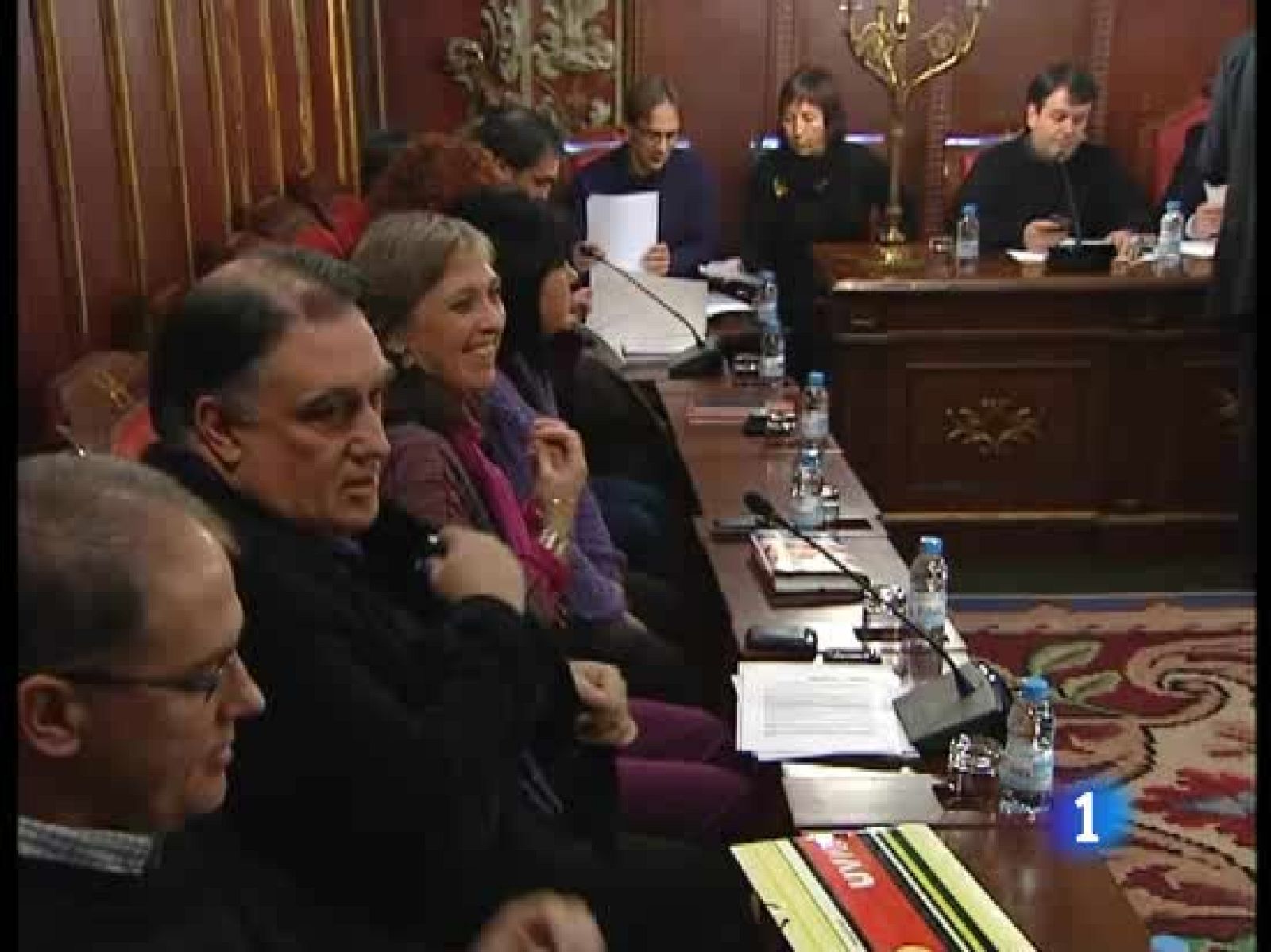 El ayuntamiento de Vic pospone la aplicación de la norma que rechaza empadronar a los inmigrantes sin papeles | Ver