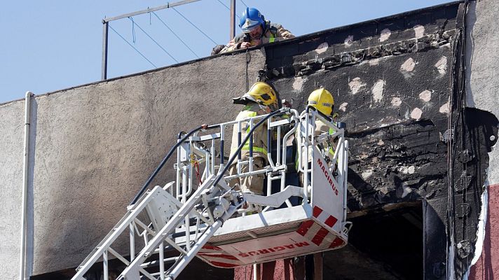 Telediario 1 - Dos menores en estado crítico por el incendio de un piso en Badalona