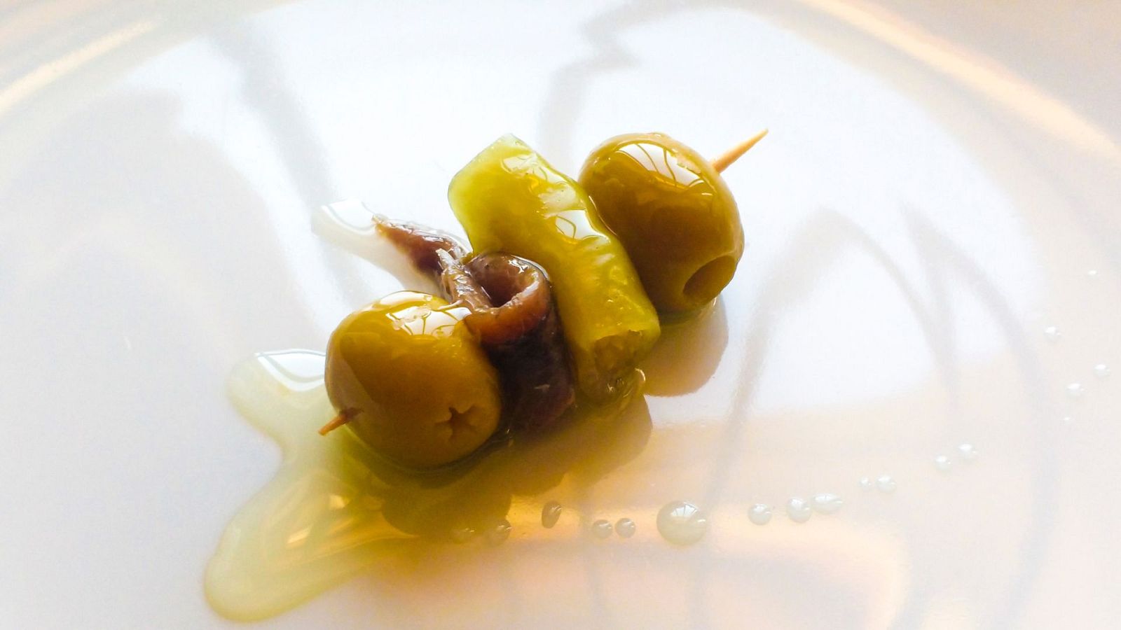 Una gilda bilbaína para 'chuparse los dedos'con guindillas, anchoas y aceitunas - Ver ahora