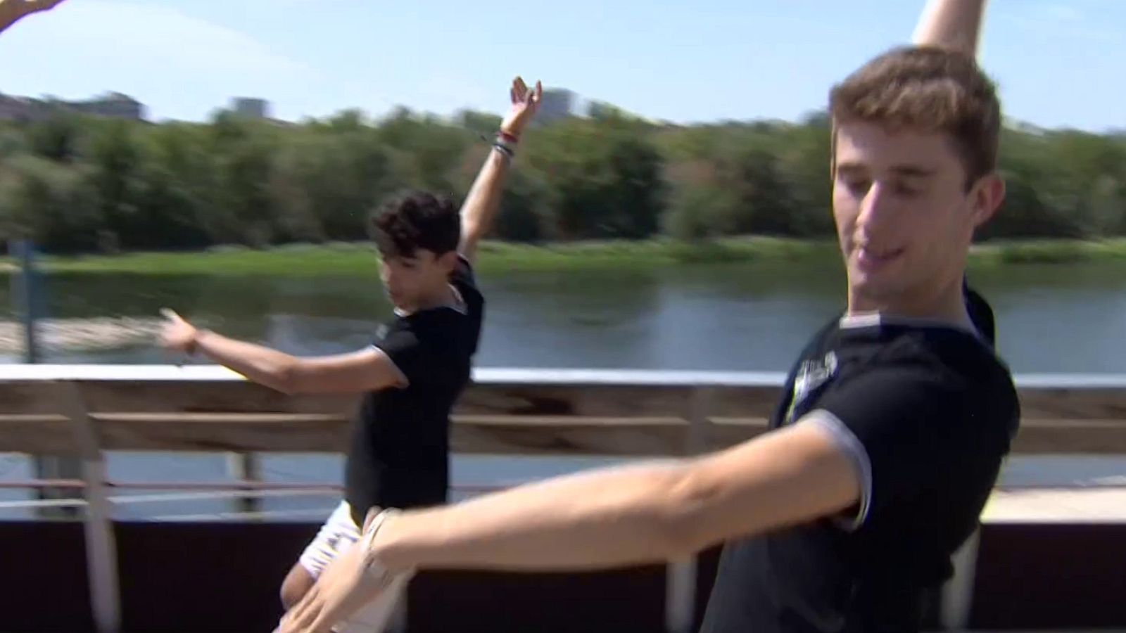 Unos jóvenes revolucionan las redes con un video en el que bailan una jota aragonesa | Ver