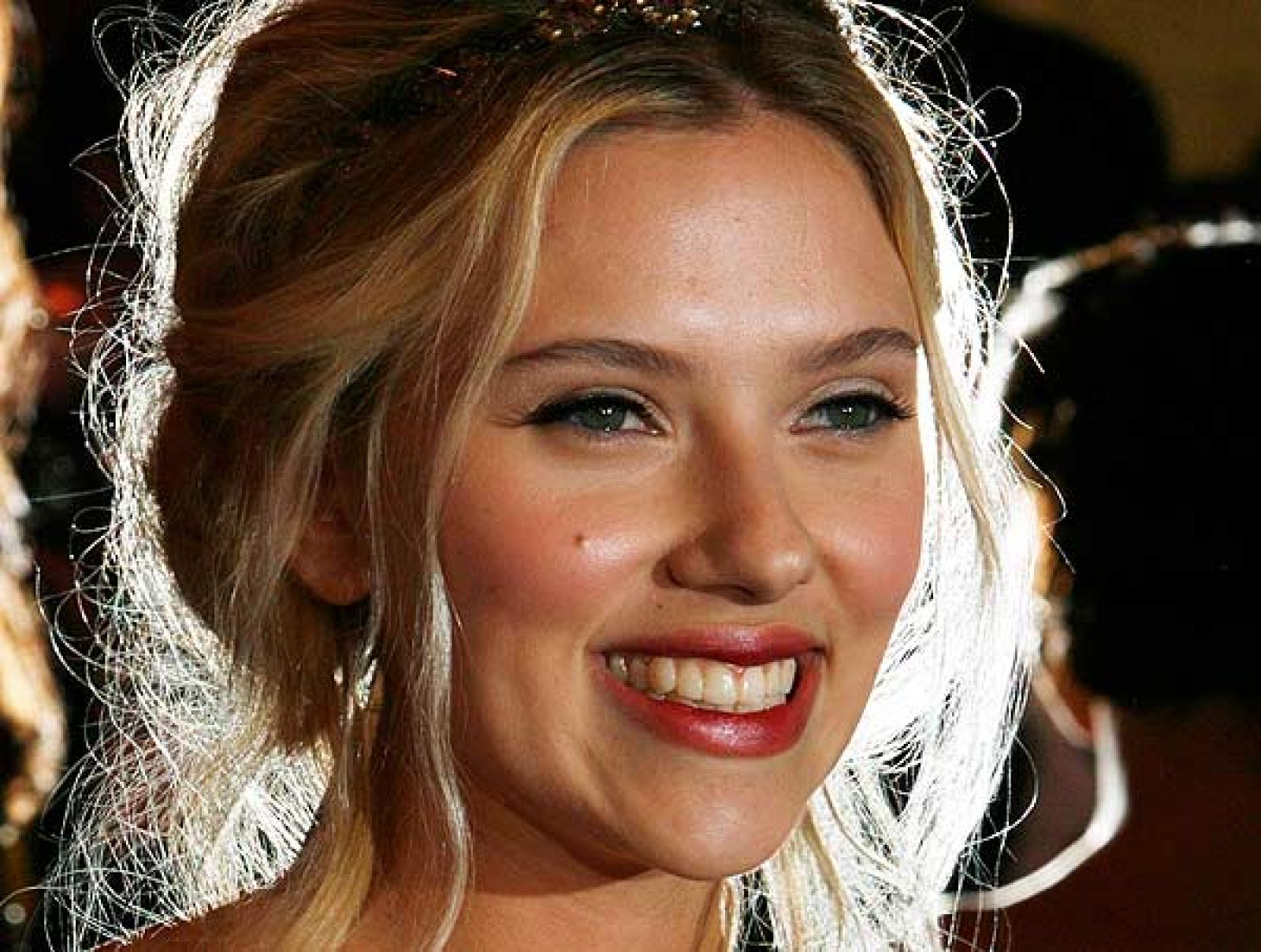 La popular actriz Scarlett Johansson lanzará un disco el próximo 20 de mayo. El trabajo tiene versiones de Tom Waits y una canción propia.