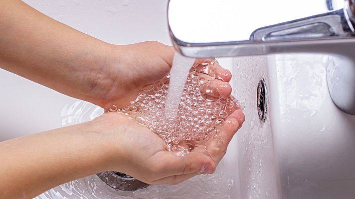 Telediario 1 - ¿Por qué ahora ahorramos más agua?: así ha caído el consumo diario desde 2001