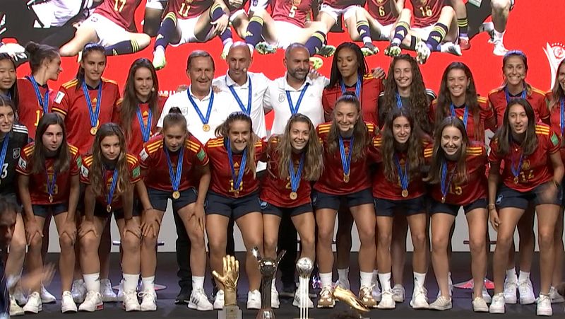 Homenaje a las campeonas del mundo sub 20 en la Ciudad del Fútbol -- Ver ahora