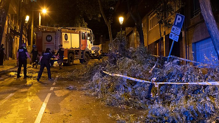 Telediario 1 - Fuertes tormentas dejan múltiples destrozos y calles anegadas en Cataluña