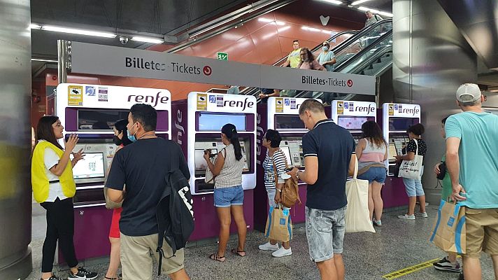 Telediario 1 - Arrancan los descuentos del transporte público: "Siempre utilizábamos el coche y ahora vamos a ir en tren"